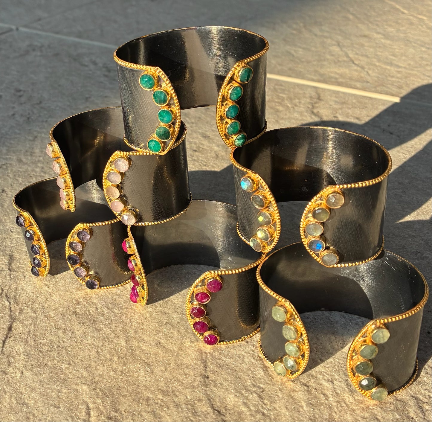 Braçalet amb pedres de colors