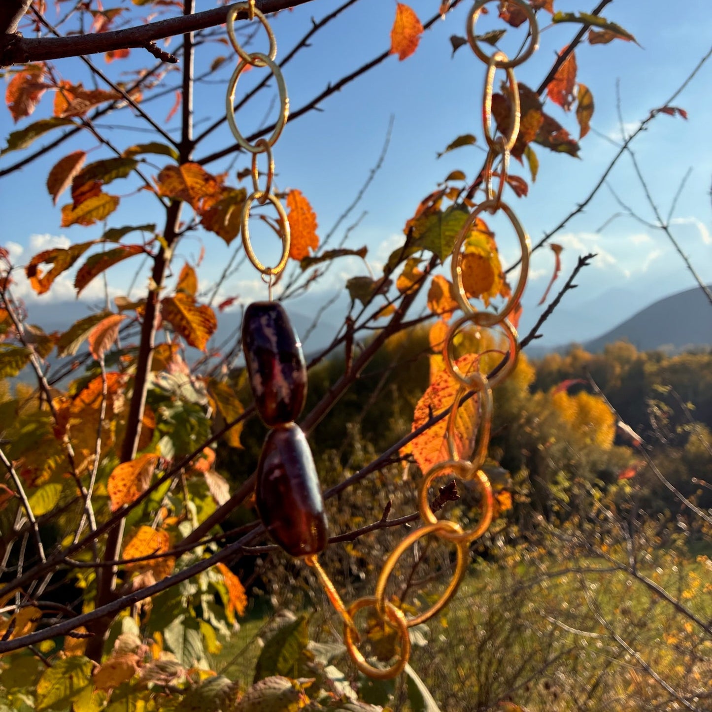 Collaret de cadena amb peixos de ceràmica.