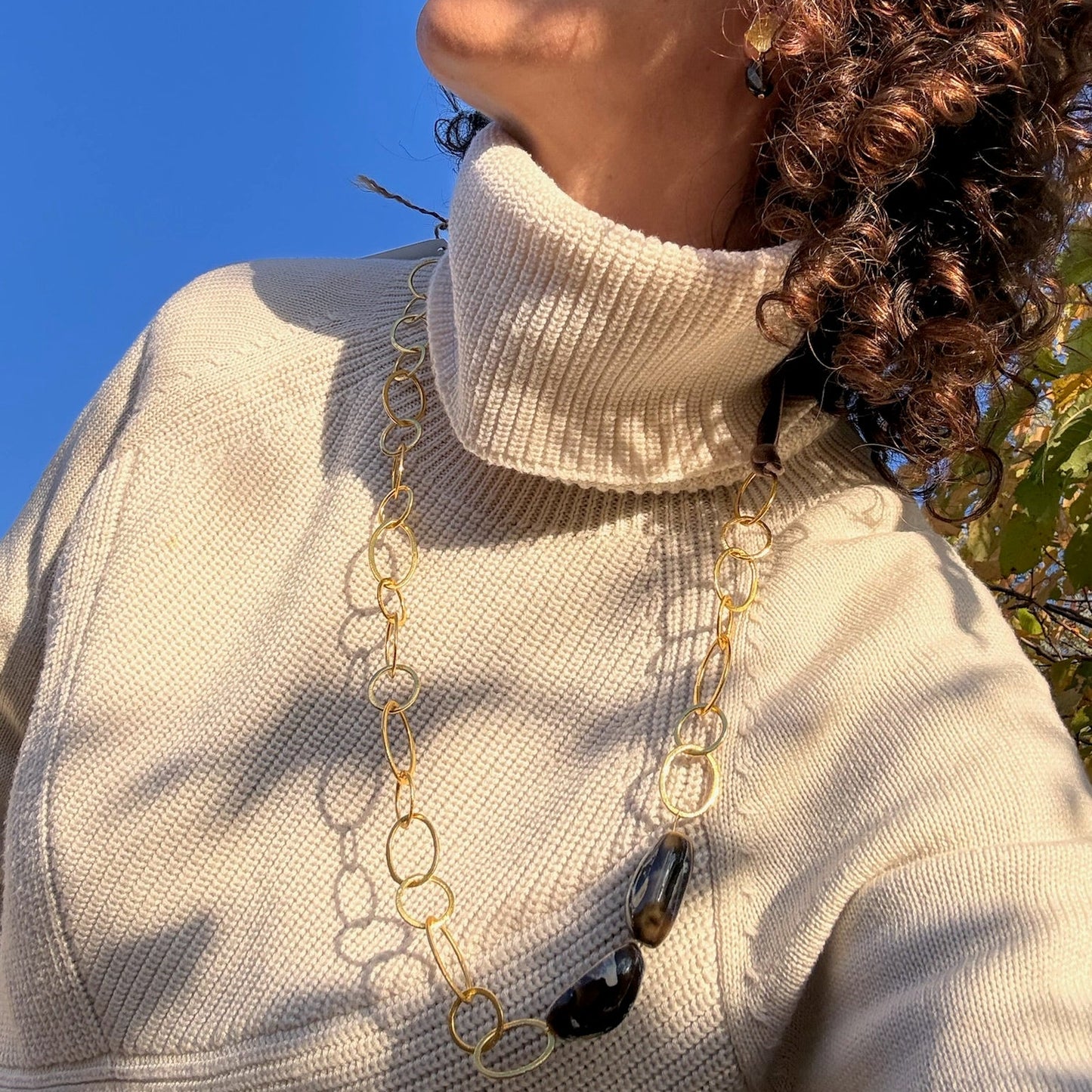 Collaret de cadena amb peixos de ceràmica.